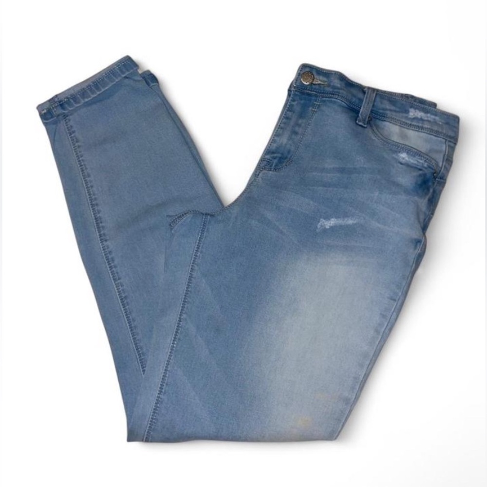 Like New, ELITE JEANS Blue Distressed Skinny Jeans in a Women’s Size 11.